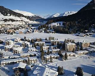 Vue aérienne d&#039;un village dans les montagnes enneigées.