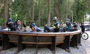 Enfants sur un parcours de vélo Groupe d'enfants sur des vélos dans une zone boisée.