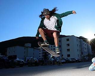 Un skateur effectue un saut tandis qu&#039;une spectatrice l&#039;observe.