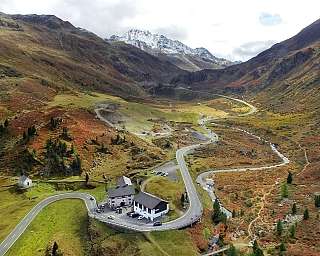 Vue aérienne d&#039;une vallée montagneuse avec des couleurs automnales.