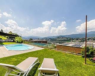 Schöne Terrasse mit Pool und Blick auf die Berge.