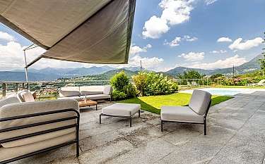 Gemütliche Terrasse mit Sitzgelegenheiten und Blick auf die Berge.