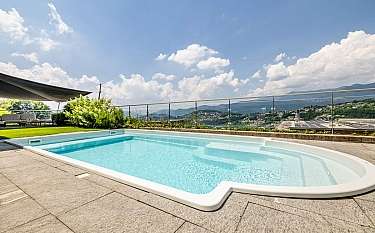 Ein Pool mit Blick auf die Berge und den Himmel.