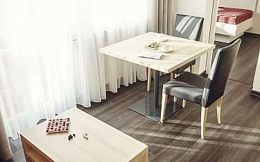 Modernes Zimmer mit Tisch, Stühlen und einem Sofa.