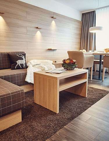 Modernes Wohnzimmer mit Sofa, Tisch und Essbereich.