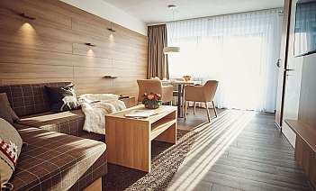 Helles Wohn- und Esszimmer Gemütliches Wohnzimmer mit Esstisch und modernen Möbeln.