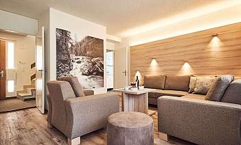 Gemütliches Wohnzimmer mit Essbereich Modernes Wohnzimmer mit Sofas, Tisch und Kunstwerk an der Wand.